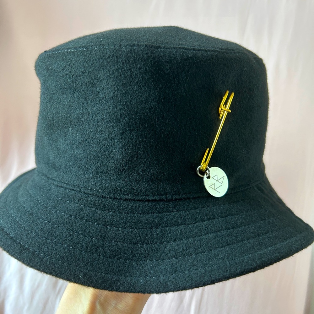 Ruslan Baginskiy Size M Bucket Hat